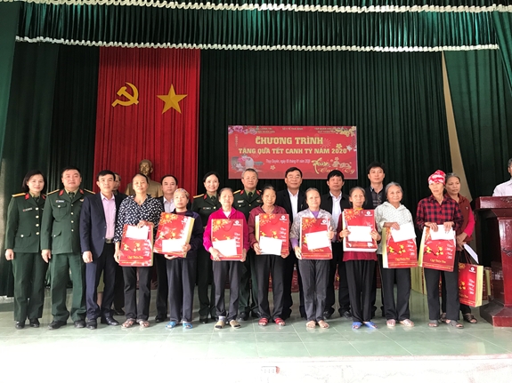 Đoàn công tác cùng đại diện lãnh đạo và các hộ nghèo xã Thụy Duyên (Thái Thụy, Thái Bình).